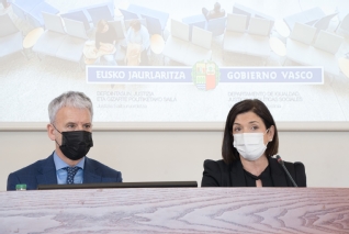Iñaki Subijana, presidente del TSJ del País Vasco, y Beatriz Artolazabal, consejera de Igualdad, Justicia y Políticas Sociales